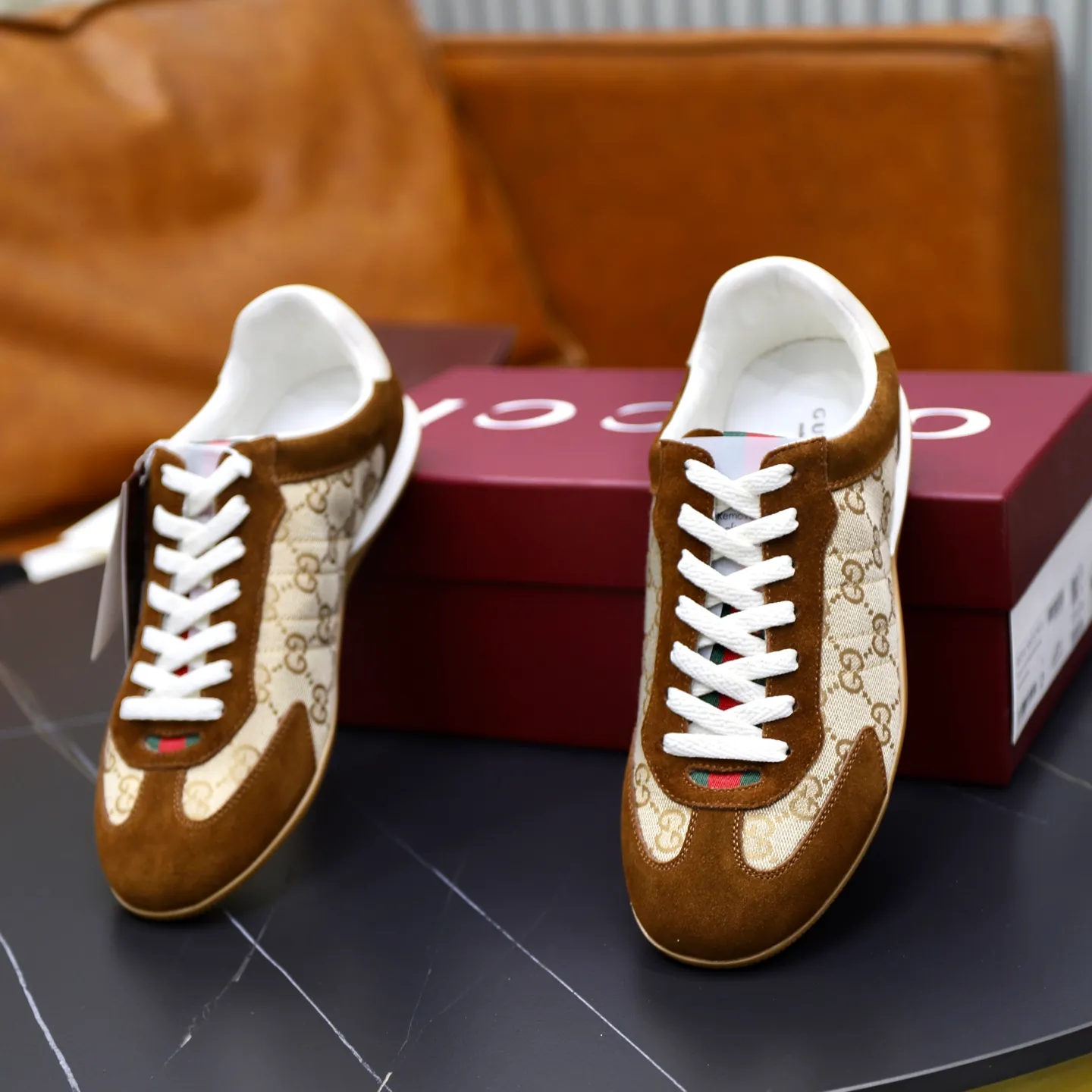 Ex-factory price: 580💰💰Gucci Shift series couple's sports shoes ❗❗ The Gucci Shift series is newly launched, with a lightweight design that reinterprets sports style. The neat silhouette adds a sense of freedom and exudes sophistication when moving. The webbing detail runs like an endless ribbon throughout the design, and the side seam details add a finishing touch. ❗Original development ❗Washed effect cowhide upper ❗Two-color Tpu outsole ❗Size: Female 35-41 Male 39-45